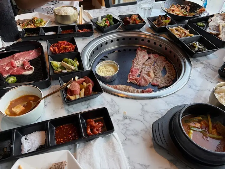 벨뷰 우블링, 반찬 깔리는 거 보면 한국 고깃집 같아요 첨부 사진 1
